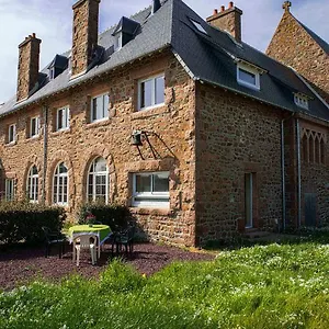 Le Presbytère Du Talbert Bed & Breakfast